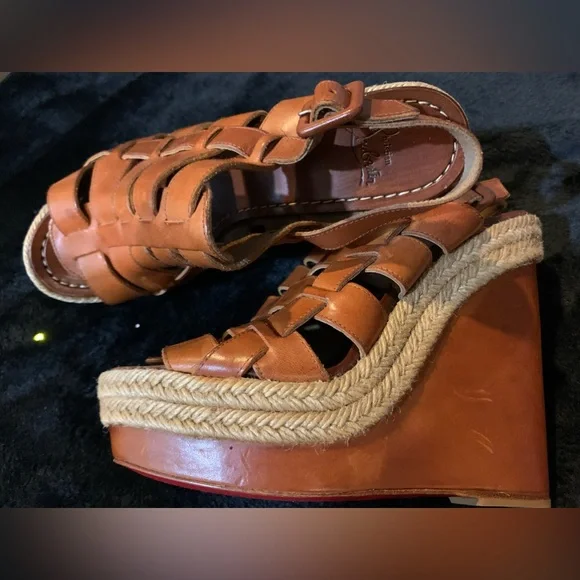 EUC!!!Christian Louboutin 💖wedges